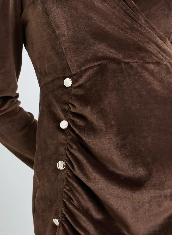 ستايلي فستان طويل بمظهر مخملي وتفاصيل أزرار للنساء